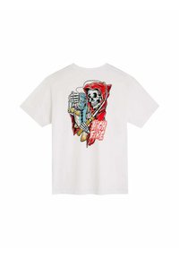 T-shirt en coton blanc avec un graphique coloré représentant un crâne portant une capuche rouge, tenant un poisson et un hameçon, avec le texte "HIGH ON FIRE".