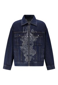 Džínová bunda v tmavě modré barvě, s výraznou bílou výšivkou draka vpředu, se zipovým zapínáním a dvěma předními kapsami.