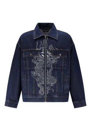 Donkerblauwe denimjack met een opvallende witte draakborduursel op de voorkant, ritsluiting en twee voorzakken.