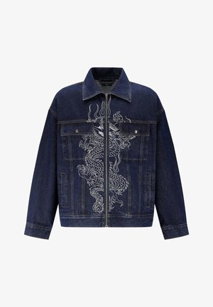 Donkerblauwe denimjack met een opvallende witte draakborduursel op de voorkant, ritsluiting en twee voorzakken.