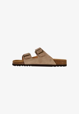 Sandale en suede marron avec deux boucles réglables, semelle en liège et semelle en caoutchouc texturé ; design ouvert à l'avant ; forme minimaliste avec une couleur neutre.