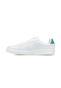 Zapatillas de cuero blancas con acento verde en el talón, suela de goma blanca y diseño perforado en los laterales. Con cordones y seis ojales.