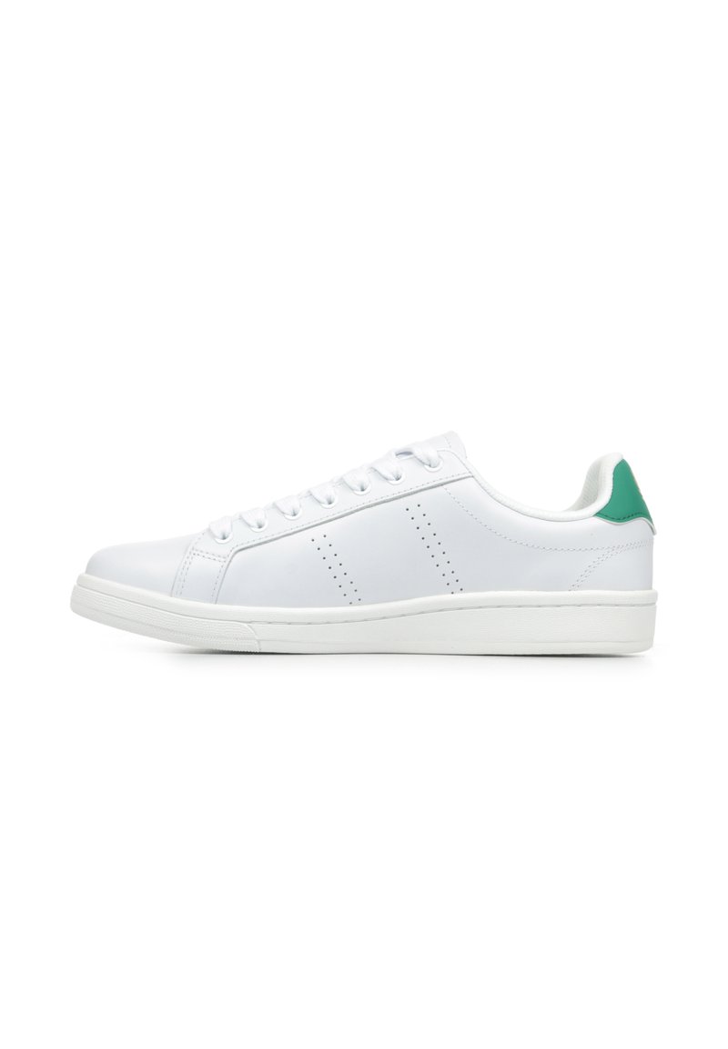 Zapatillas de cuero blancas con acento verde en el talón, suela de goma blanca y diseño perforado en los laterales. Con cordones y seis ojales.
