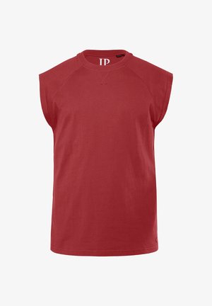 Camiseta sin mangas de cuello redondo en rojo, con amplias aberturas en los brazos y detalles sutiles de costura alrededor de los hombros y el escote.
