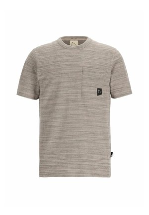 T-shirt à manches courtes de couleur gris clair, arborant un motif de rayures horizontales texturé, une poche poitrine et une petite étiquette logo sur le devant.