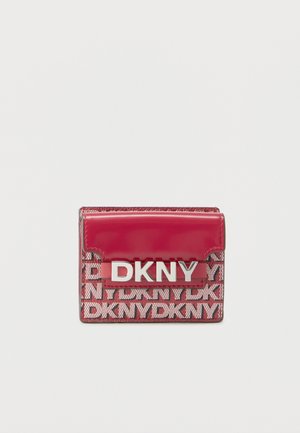Kompakt rød pung med gentagende DKNY-logo mønster og store sølvfarvede DKNY-bogstaver på en blank klaplås.