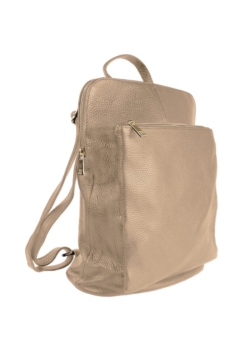 Rugzak in metallic beige leer, met een hoofdvak met rits en een ritsvak aan de voorkant. Zachte textuur met verstelbare banden.