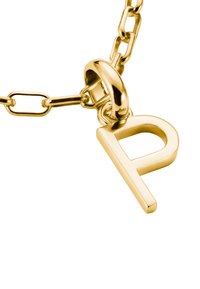 Goldene Kettenarmband mit einem großen Blockbuchstaben "P" Anhänger. Die Kette hat ovale Glieder und eine polierte Oberfläche.
