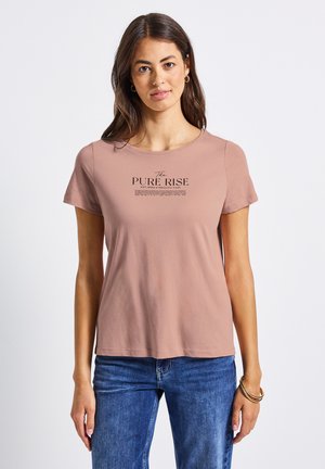 Kortärmad, rosafärgad t-shirt i mjuk bomull, med svart textgrafik "The PURE RISE" på bröstet, rund halsringning och avslappnad passform.