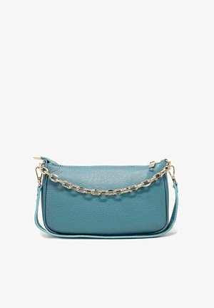 Taschen aus türkisfarbenem Leder mit strukturiertem Finish, rechteckiger Form und silberner Kettenriemen. Verfügt über einen Reißverschluss und einen abnehmbaren Schulterriemen.