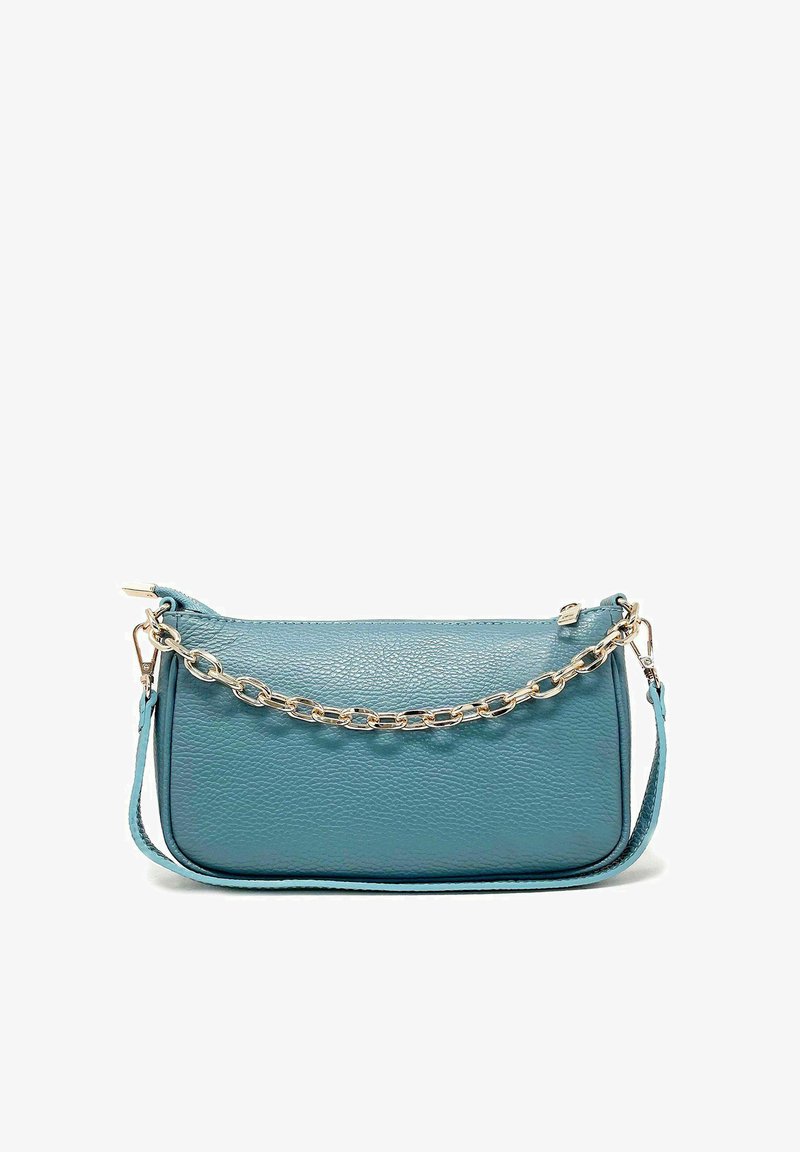 Borsa a tracolla in pelle teal con finitura texture, forma rettangolare e tracolla in catena argentata. Presenta una chiusura con zip e tracolla removibile.