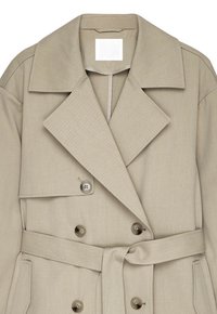 Bēša divrindu tranšejas mēteli ar lieliem apakšējiem atloks, auduma jostu un divām priekšējām kabatām; izgatavots no teksturēta austa materiāla.