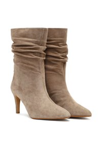 Stivaletti in suede color beige chiaro con un design arricciato, punta affusolata e tacco a stiletto. Tessuto liscio con minimi dettagli.
