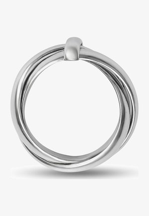 Anello in metallo argentato con tre anelli intrecciati, caratterizzato da una finitura liscia e lucida e da un piccolo tratto di connessione nella parte superiore.
