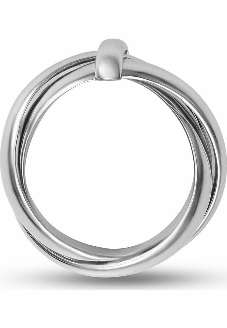 Sølvmetalring med tre sammenflettede løkker, der har en glat, poleret overflade og en lille forbindelsessektion øverst.