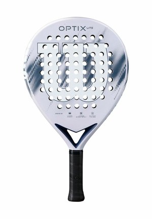 Raqueta de pádel Wilson Optix Lite blanca y negra con cara perforada y mango de agarre negro sobre fondo blanco.