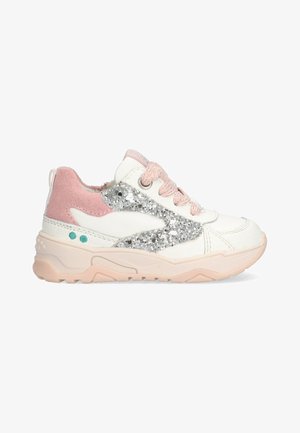 Hvide sneakers med lyserøde ruskindsdetaljer, sølvglimmer og lyserøde snørebånd. Har en tekstureret sål og små turkise prikker på siden.