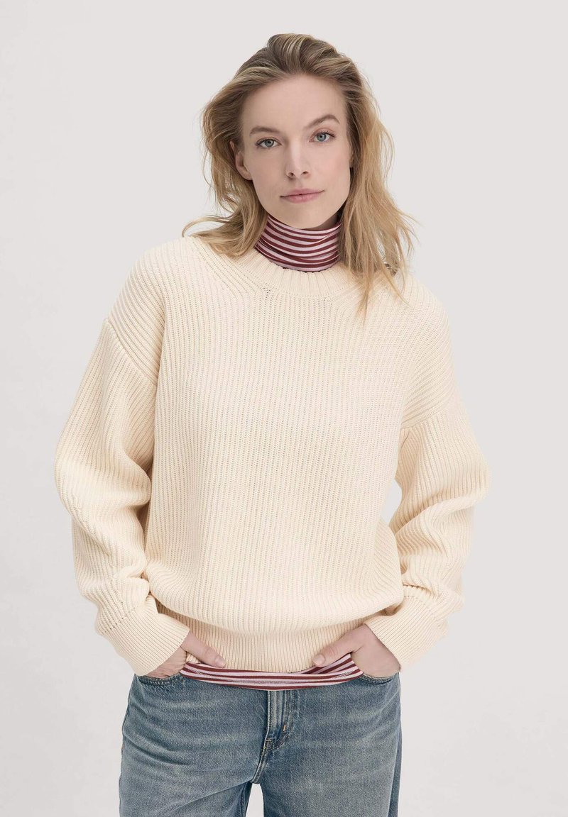 Cremfarbener, gestreifter Pullover mit hohem Kragen, lange Ärmel und einem gestreiften Rollkragen darunter. Lässige Passform, strukturiertes Strickdesign.