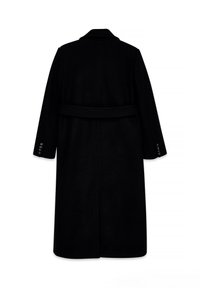 Melnas vilnas mētelis ar garu, taisnu dizainu, jostu viduklī un klasisku apkakli. Aprīkots ar garām piedurknēm un pogu akcentiem aprocēs.