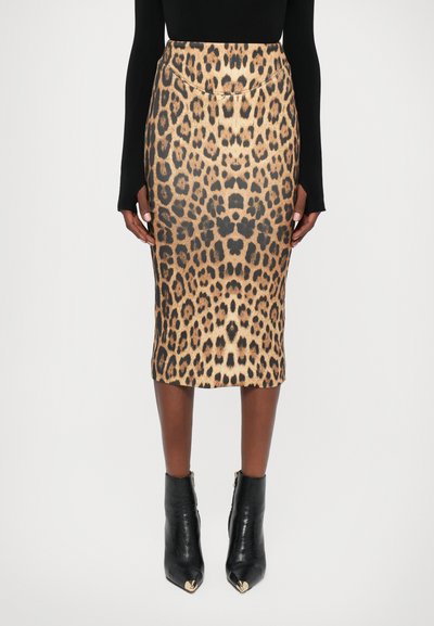 Leopardprint midi-nederdel med en tætsiddende design, der har en glat tekstur og høj talje. Sammen med sorte ankelstøvler.