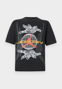 Μαύρο βαμβακερό t-shirt με εκτύπωση που απεικονίζει γραμμικά χέρια και μια υδρόγειο σφαίρα με ένα πορτοκαλί και κόκκινο λογότυπο στο κέντρο. Με έντονες φλόγες ως διακοσμητικά στοιχεία.