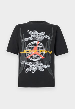 Μαύρο βαμβακερό t-shirt με εκτύπωση που απεικονίζει γραμμικά χέρια και μια υδρόγειο σφαίρα με ένα πορτοκαλί και κόκκινο λογότυπο στο κέντρο. Με έντονες φλόγες ως διακοσμητικά στοιχεία.