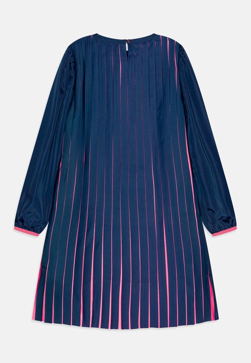 Laivansinis mekko, jossa on pystysuorat vaaleanpunaiset raidat, pitkät puffihihat ja laskostettu muotoilu. Takana vetoketjukiinnitys ja pyöreä kaula-aukko.