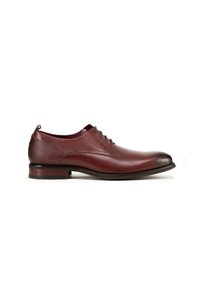 Brązowe skórzane buty eleganckie o gładkiej powierzchni, zaokrąglonym nosku i zapinane na sznurówki. Posiadają teksturowane akcenty na pięcie oraz niską, warstwową podeszwę.