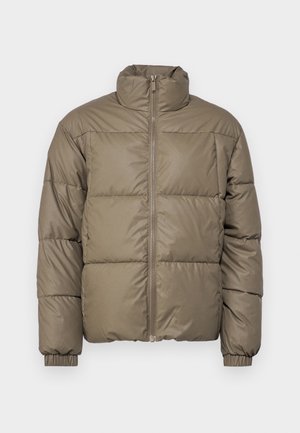 Pufferjakke i olivengrøn med høj krave, frontlynlås og elastiske manchetter. Stoffet er glat med stVSyede paneler.