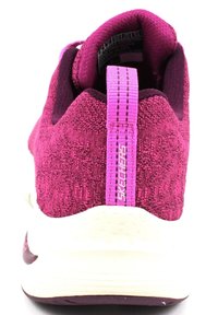 Zapato deportivo de punto púrpura con un upper de tela texturizada, tira de agarre rosa y una entresuela blanca. Presenta una punta redondeada y una suela de goma resistente.
