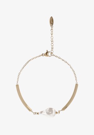 Guldarmbånd med to buede stænger og en enkelt uregelmæssigt formet hvid perle i midten, med en karabinkrog og forlængerkæde.