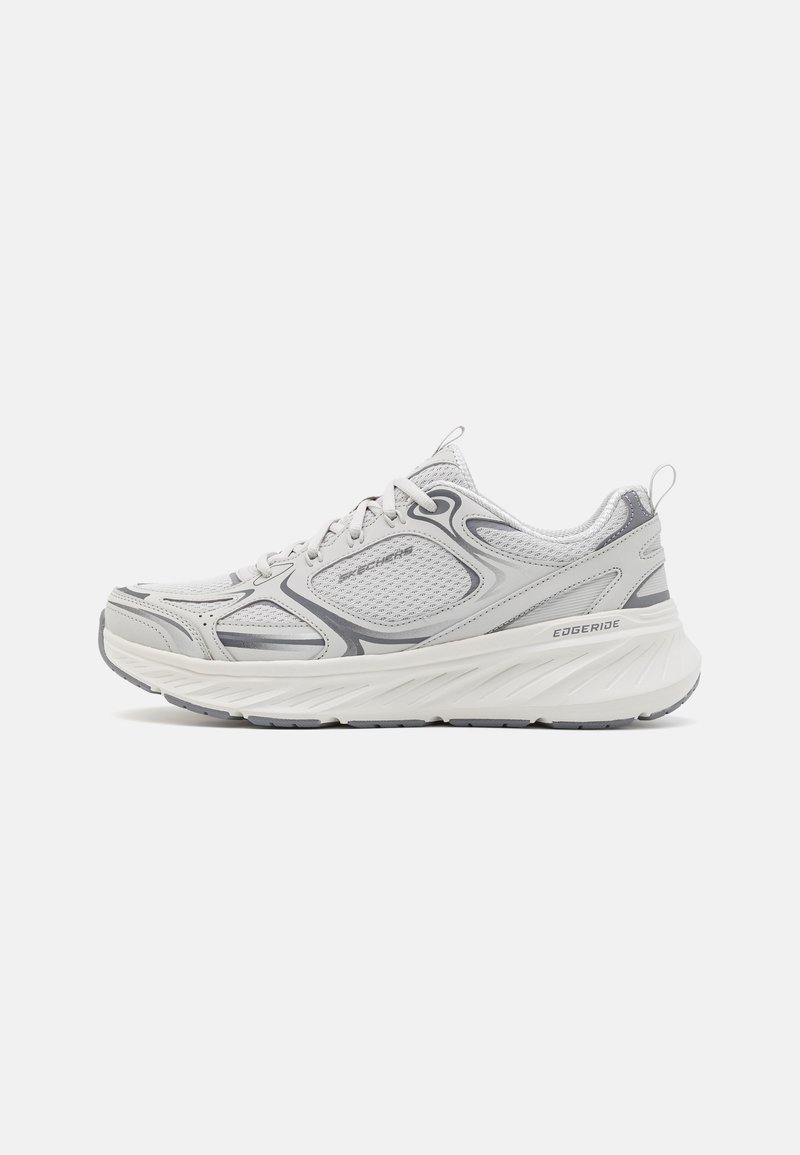 Shoe atlético branco com detalhes cinzentos, parte superior em malha, colarinho acolchoado, sola texturizada e um logotipo de lado. Projetado para conforto e suporte.