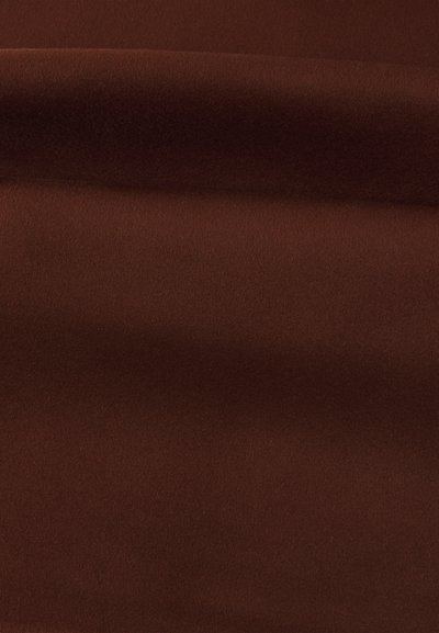 Pruun pehme materjal, millel on peened voldid ja sile, sametine tekstuur.