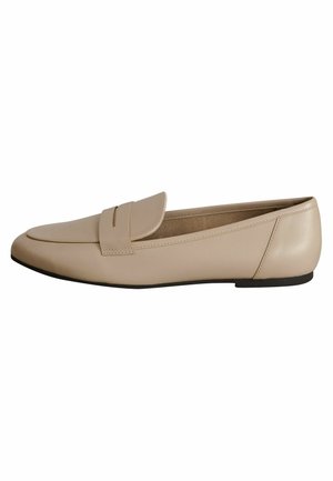 Beige nahkalootat, joissa on pyöristetty kärki, tasainen korko ja koristeellinen läppä. Suora tekstuuri, jossa on minimaalinen ompelu. 