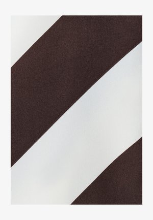 Tela a rayas diagonales en marrón y blanco con una textura suave y un ligero brillo, que presenta colores contrastantes en un patrón audaz.