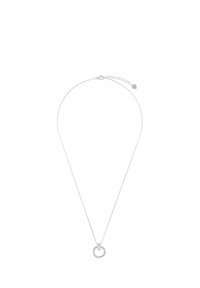 Silvrig halsband med en tunn kedja, en rund hänge och ett lås med en förlängningskedja för justerbar längd.