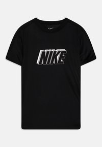 Camiseta atlética negra de manga corta, hecha de una tela suave, que presenta un destacado logo blanco de "NIKE" en el pecho con sombreado texturizado.