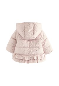 Doudoune rose pâle avec capuche, dotée d'un ourlet à volants et parsemée d'imprimés d'étoiles dorées. Texture douce et matelassée avec un rembourrage généreux.