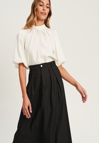 WILLA MIMIE MIDI - Plisovaná sukně - black