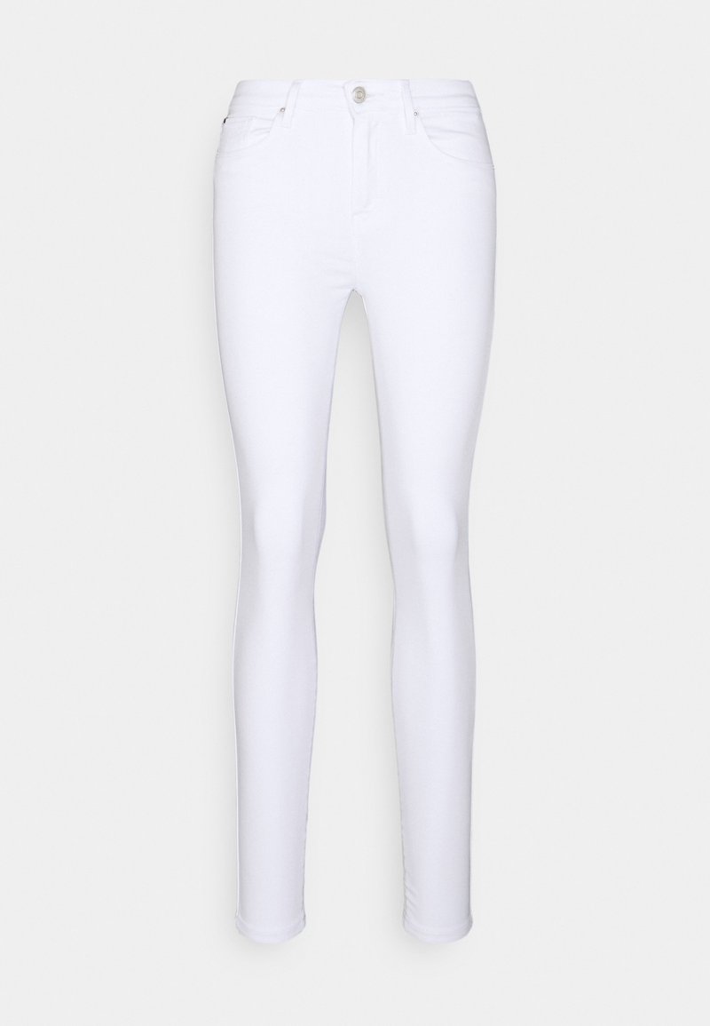 Jeans blancos ajustados hechos de una mezcla de algodón. Presentan cinco bolsillos, cierre frontal con cremallera y botón, y un diseño slim fit.