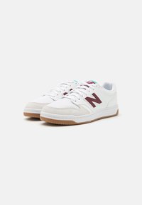 Weiße Sneakers mit strukturiertem Mesh und Wildlederakzenten. Merkmale ein kastanienbraunes Logo und eine hellbraune Gummisohle. Schnürsenkel und gepolsterter Kragen sind enthalten.