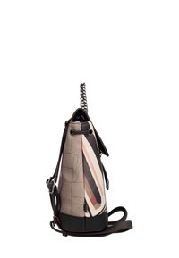 Borsa in pelle grigia e decorata con chiusura a cordoncino, base nera e tracolla a catena. Presenta una tasca laterale con zip e una texture liscia.