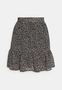 Svart blommig kjol med ett samlat midjeband, lager med volanger i fållen och små, flerfärgade blommönster över hela.