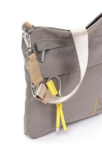 Borsa a spalla realizzata in tessuto intrecciato nei toni del marrone e del beige, con una tracolla in pelle color cuoio, accessori in argento e un'etichetta accentuata gialla.