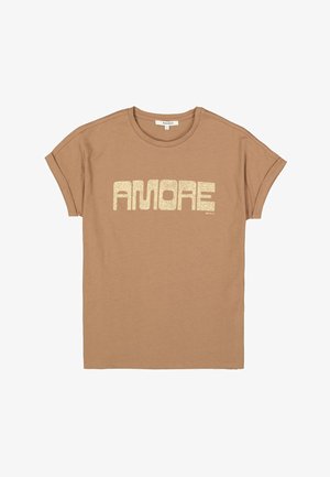 T-shirt en coton marron avec manches courtes retroussées et un texte "AMORE" scintillant en or sur le devant, avec une coupe décontractée.