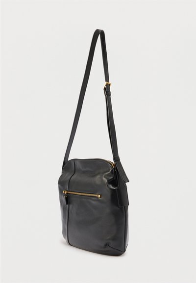 Sort læder skuldertaske med justerbar rem, gyldent lynlåslomme foran og hovedlynlås øverst.