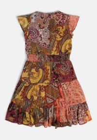 Wielokolorowa sukienka o patchworkowym wzorze z paisley. Rozkloszowane rękawy z falbanami i falbaniasty dół. Elastyczna talia dla lepszego dopasowania.