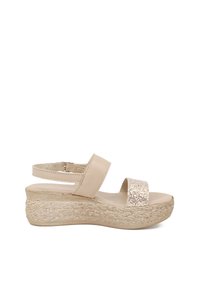 Sandalo zeppa beige con suola in espadrilles testurizzata, dotato di un upper in pelle liscia e di un cinturino scintillante. Cinturino alla caviglia regolabile.