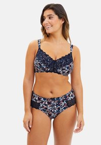 Navy bh en hooggehakte slip set met bloemenpatroon. De bh heeft een kanten rand en verstelbare bandjes, terwijl de slip kanten accenten en een bloemenontwerp heeft.