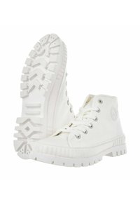Białe sneakersy za kostkę wykonane z płótna, z grubą gumową podeszwą o teksturowanym wzorze bieżnika, metalowymi oczkami oraz sznurowanym fasonem.